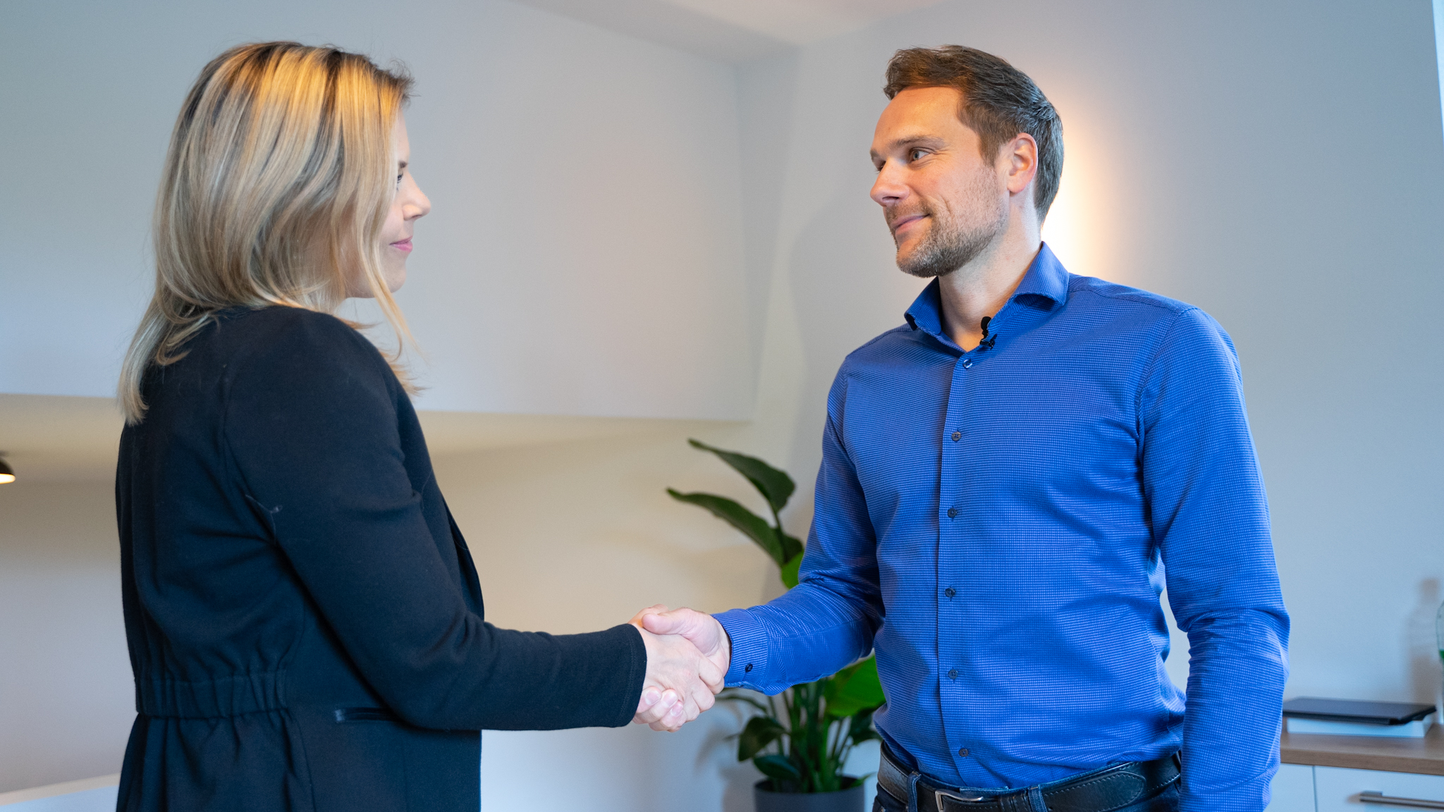 Handschlag zwischen Kunde und Alexander Fuchs